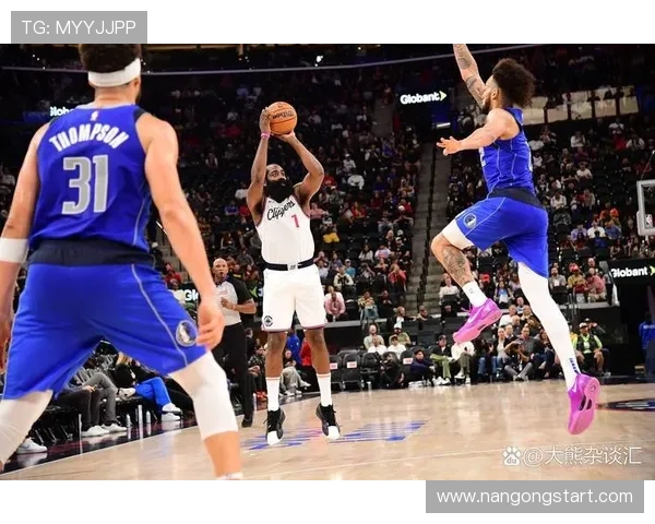 NBA季后赛争夺愈发激烈多队强势崛起球星表现引发热议与格局重塑